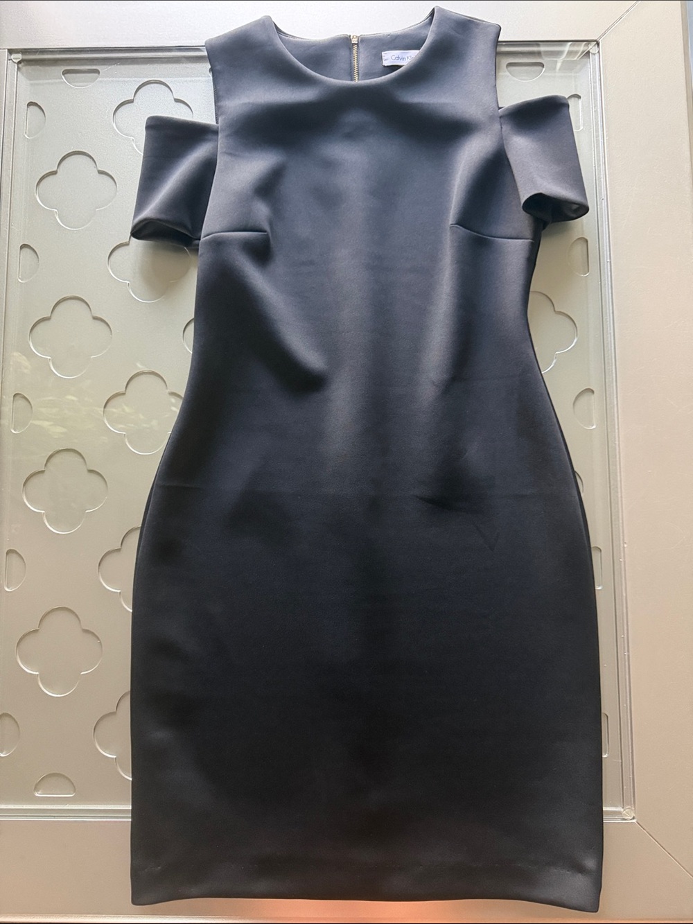 CALVIN KLEIN Cold Shoulder Scuba Sheath Dress Black Gold Zip LBD Size Small - Picture 8 of 13